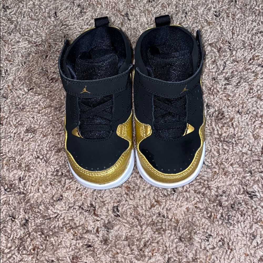 Size 7 black and gold